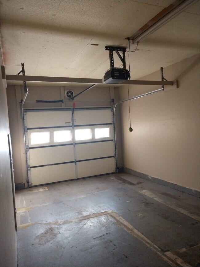 Building Photo - ALL PROSPECTIVE TENANTS MUST SUBMIT A $58 NON-REFUNDABLE APPLICATION FEE PER APPLICANT ONLINE AND...