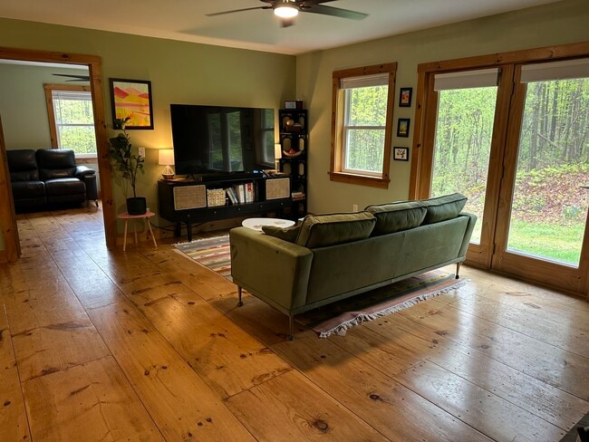 Building Photo - 657