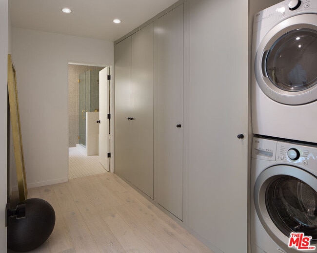 Building Photo - 8917 Cynthia St