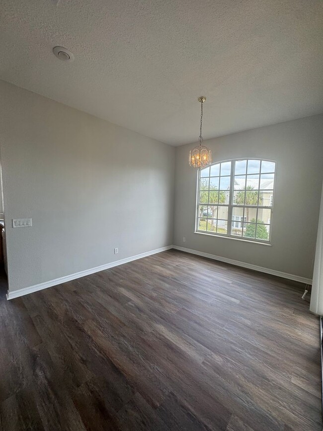 Building Photo - 3 BD / 2BA WATER VIEW CARRIAGE TOWNHOME