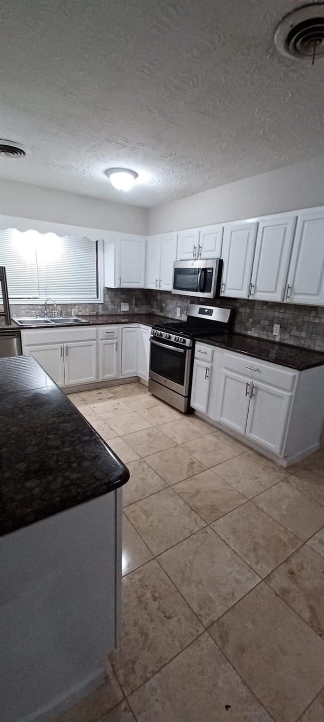 Building Photo - 1017 Oak Dr