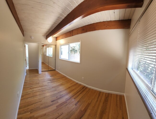 Building Photo - Large 5 Bedroom Home close to Poly Campus!!