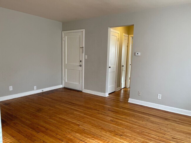 Building Photo - Dundee Village Rentals (820 N 46th St)