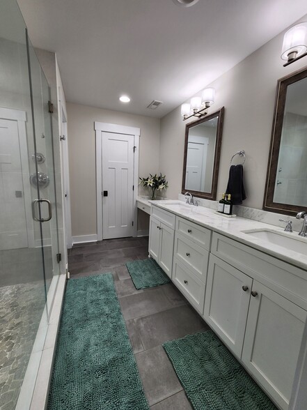 Master bath with double vanities - 463 Lake Wylie Rd