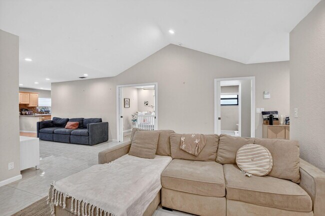 Building Photo - 10065 Camelback Ln