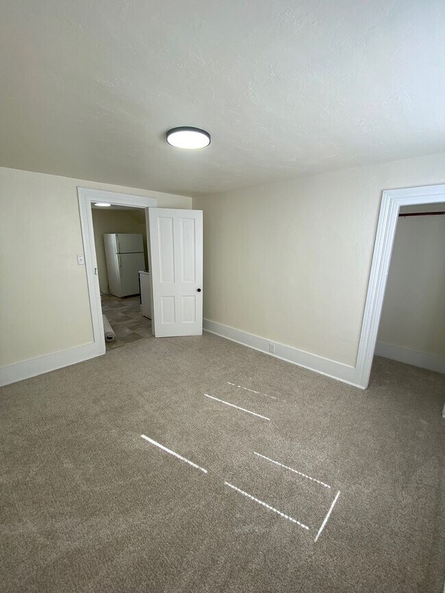 Building Photo - 452 W 10th Ave