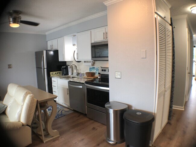 Building Photo - 102 Clarendon Dr