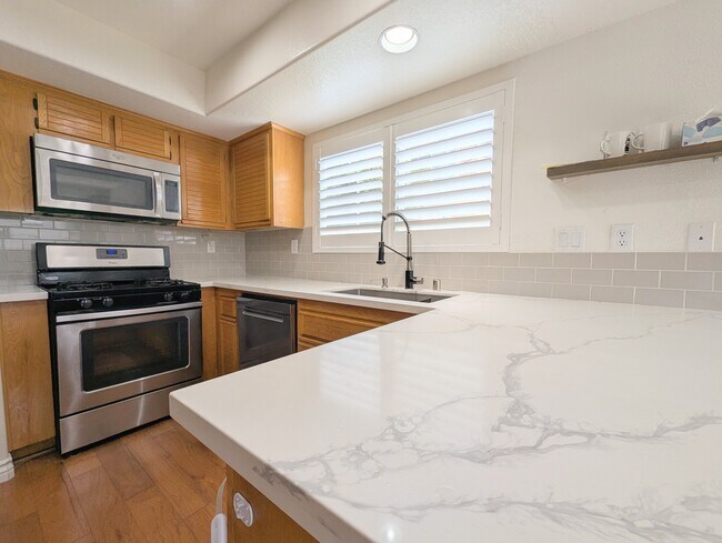 Building Photo - 639 S Dewberry Ln