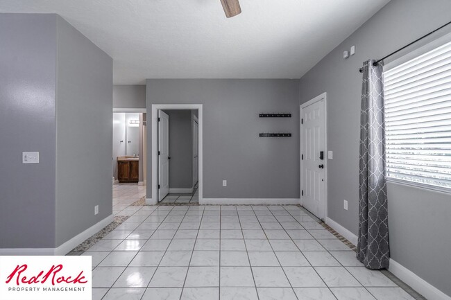Building Photo - Lovely 2 Bedroom Condo. Pet Friendly!