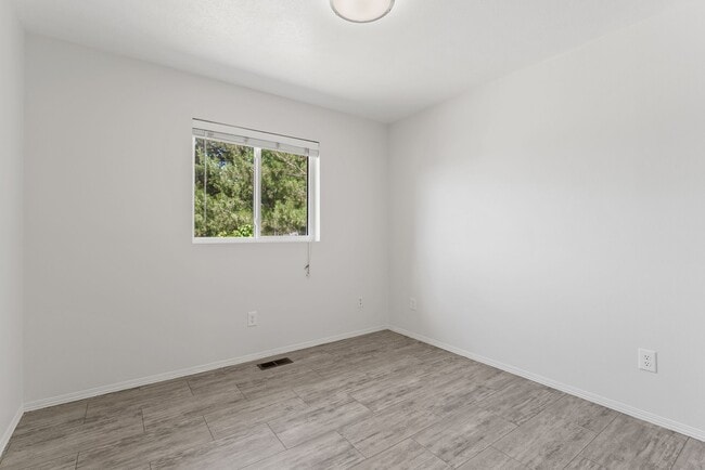 Building Photo - 2721 E Longfellow Ave