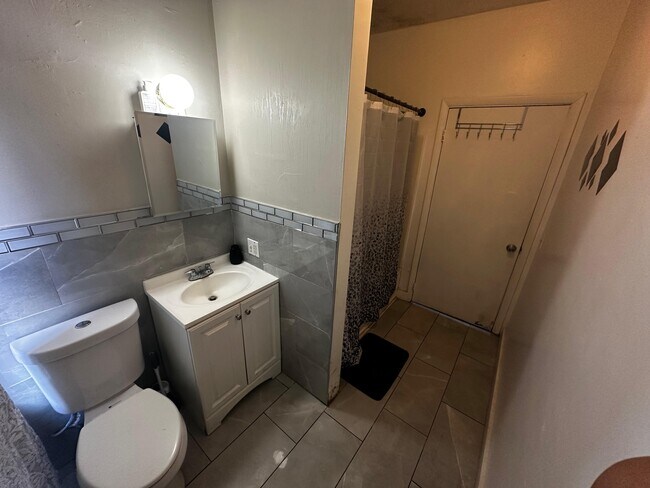 Building Photo - 626 Oak St