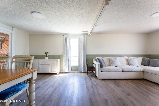 Building Photo - 406 Lawrence Dr