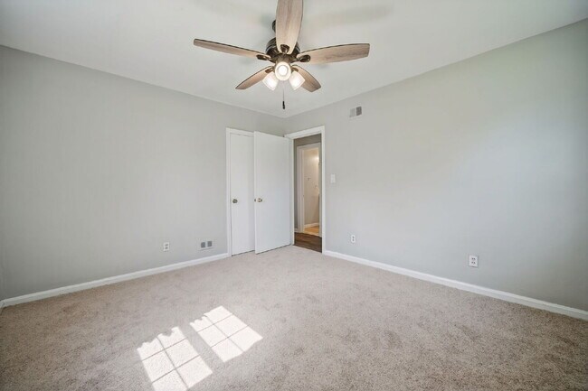 Building Photo - RARE FIND-4 BEDROOMS, 2 BATHROOMS, FENCED BACK YARD and GARAGE-PETS!!