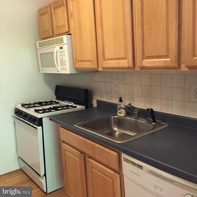 Building Photo - 12213 Braxfield Ct