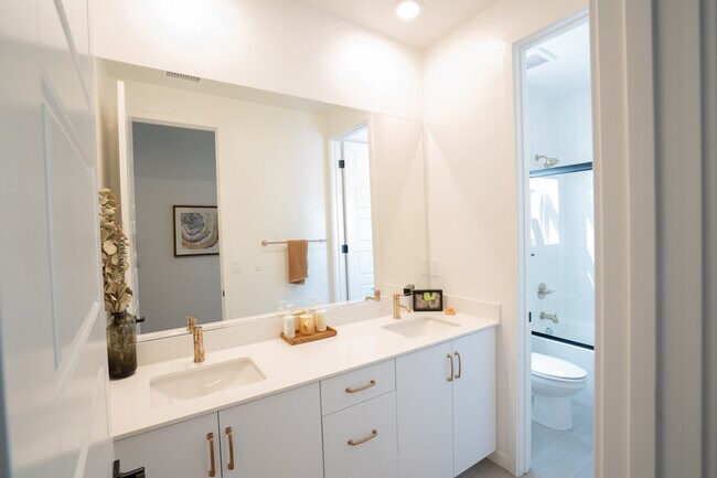 2nd Bathroom - 26939 Goldfinch Ln