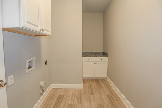 Building Photo - 2007 S Dixieland Rd