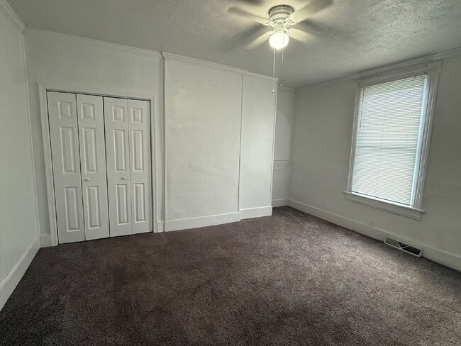 Building Photo - Very Large 3 or 4 bedroom home with nice y...