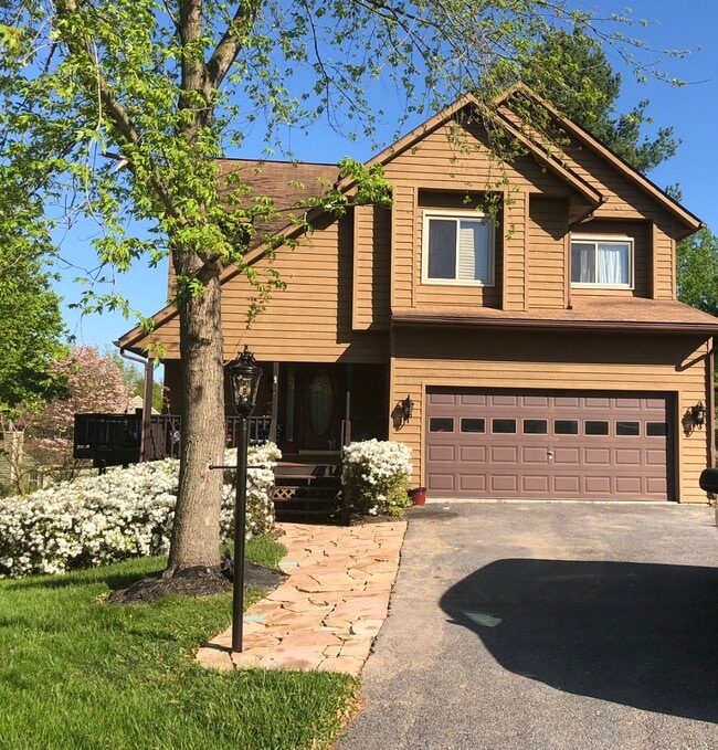 Primary Photo - 10391 Meadowlake Cir