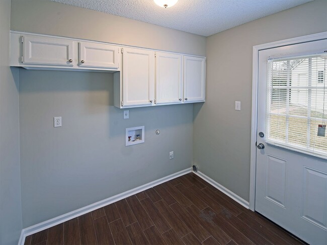 Building Photo - 4 Bed with bonus, 2.5 Bath near E Shelby D...