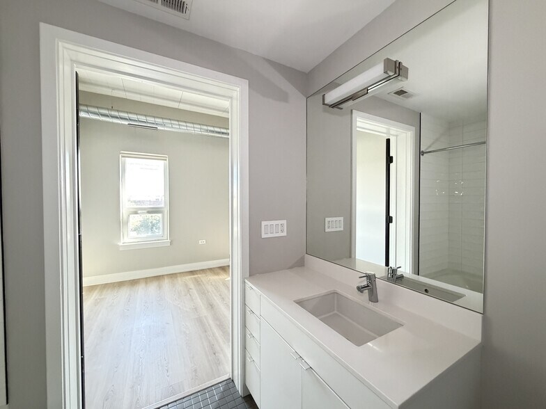 Building Photo - 941 W Belmont Ave