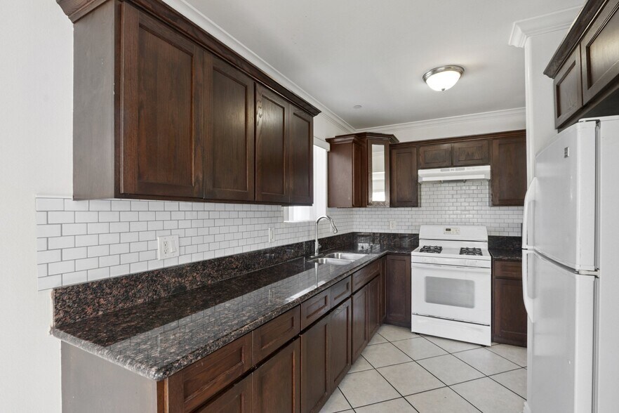 Building Photo - 1616 W 39th Pl