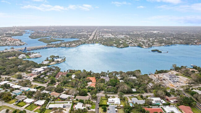 Building Photo - 9 W Riverside Dr