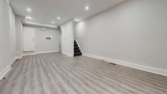 Building Photo - Renovated 2BR Row Home