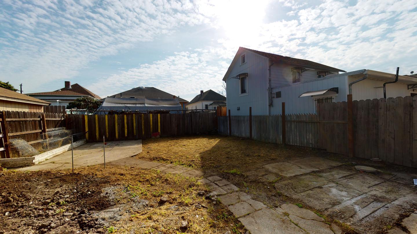 Building Photo - Charming Patten home near Fruitvale BART