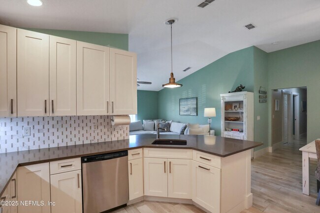 Building Photo - 228 Jardin De Mer Pl