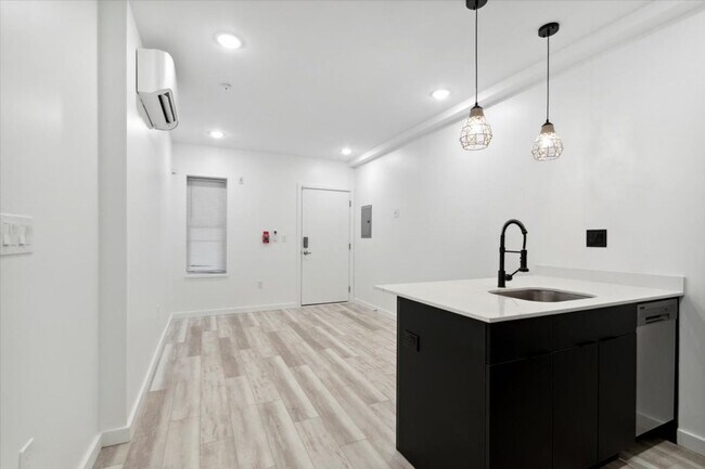 Building Photo - Private fenced yard! Modern, stylish & fully updated apartment!