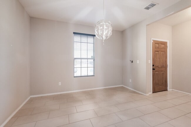Building Photo - Bright & Spacious Home in Comal ISD
