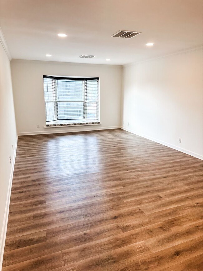 Building Photo - Spacious Renovated 3-Bedroom Condo Near UT Campus