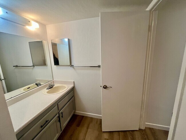 Building Photo - **$500 Move in Special**  Updated Spacious 1 bed/1 bath in Aurora