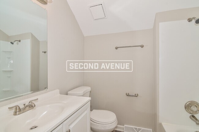Building Photo - 1804 NE Gatewood Dr