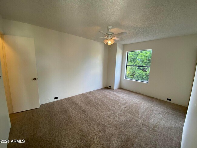 Building Photo - 4852 E Euclid Ave