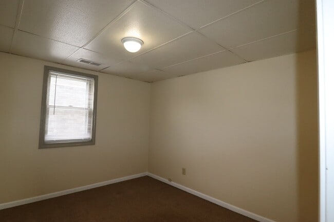 Building Photo - Large 2-Bed Upper Duplex