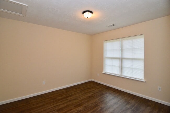 Building Photo - $1025 - 2 bed/1 bath house for rent off Mi...