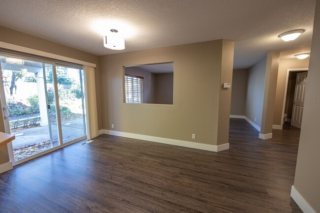Building Photo - Three bedroom home with a bonus room and Air Conditioning - Built in 2000
