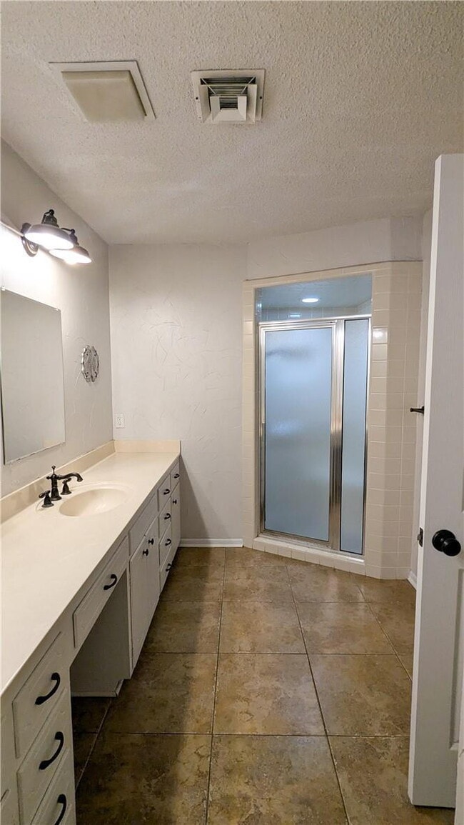 Building Photo - ***LABOR DAY SPECIAL! $600 OFF FIRST FULL ...