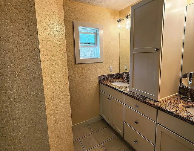 Building Photo - "Charming 4-Bed, 3-Bath Waterfront Home in Weeki Wachee Gardens"