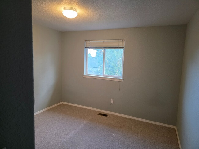 Building Photo - 725 NE Negus Pl