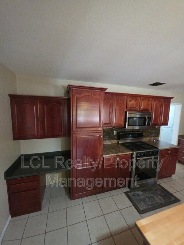 Building Photo - 26971 Pinehurst Rd