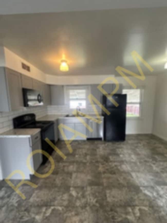 Building Photo - 3 Bed / 2 Bath Home – Fenced Yard & Garage