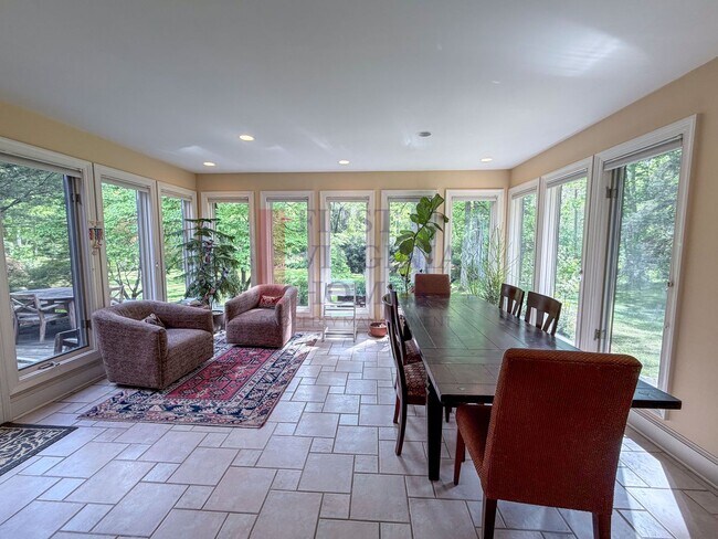 Building Photo - Furnished 4Bedroom/3.5 Bath Home in Ivy