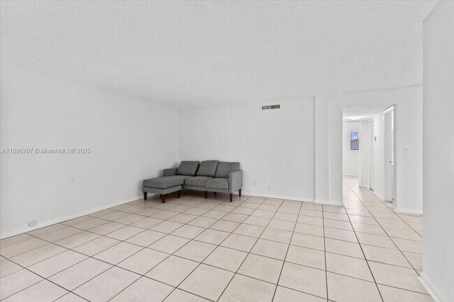 Building Photo - 6900 SW 39th St