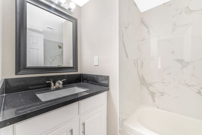 Building Photo - Modern Condo in Guard-Gated Community!