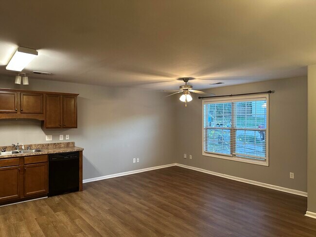 Building Photo - 3804 Pinecrest Way