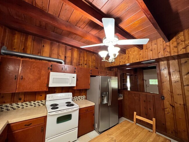 Building Photo - Spacious 2/1 in Fort Pierce
