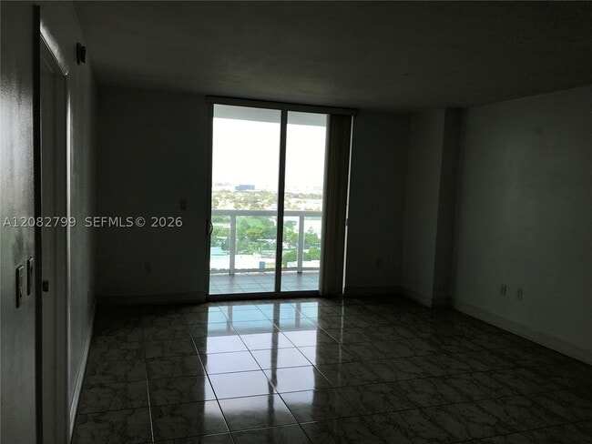 Building Photo - 1800 N Bayshore Dr