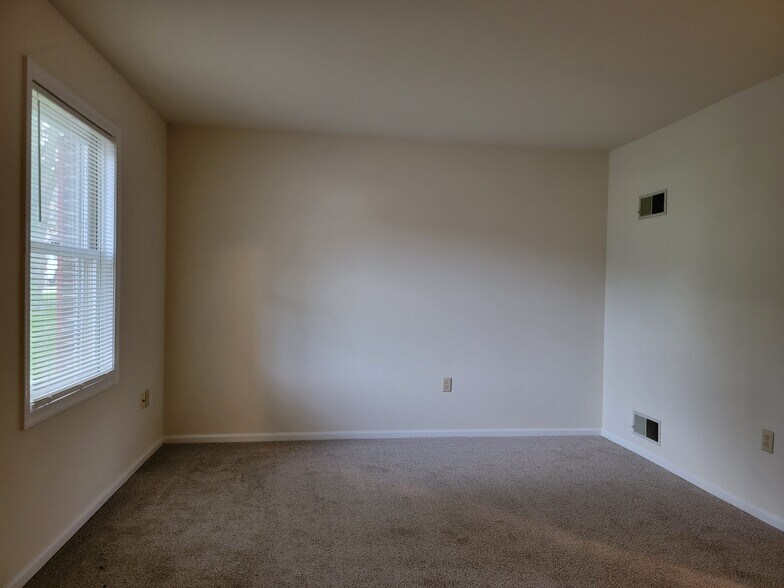 Building Photo - 119 Tom Ave